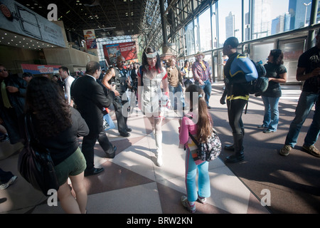 Tausende kommen auf der Comic Con im Jacob Javits Convention Center in New York Stockfoto