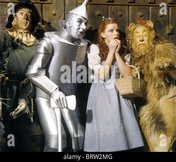 DER Zauberer von OZ 1939 MGM-Film mit von links Ray Bolger, Jack Haley, Judy Garland und Bert Lahr Stockfoto