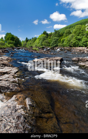 River Dochart an die Falls of Dochart bei Killin, Perthshire, Schottland, uk an feinen Sommertag Stockfoto