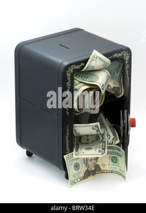 Das Geld fällt aus den Gunst. US-Dollar oder amerikanisches Papiergeld taumeln aus altem Spielzeugbanksafe mit offener Tür. Stockfoto