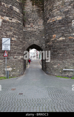 Blick auf die untere Tor Street vom Kai in Conwy Conway in North Wales Blick durch den Torbogen führt in die Innenstadt Stockfoto