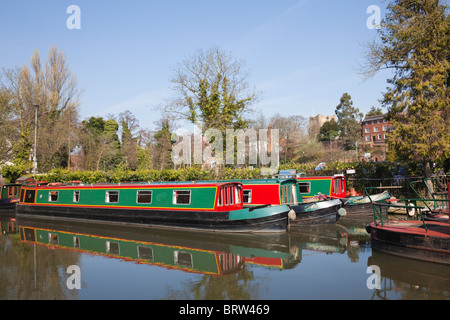 Fluss Wey mit Kanalboote vertäut am Godalming Navigation. Guildford Surrey England UK Großbritannien Stockfoto