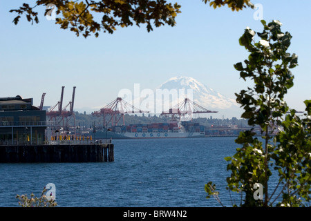 Mount Ranier oben Containerhafen Seattle Washington State USA gesehen Stockfoto