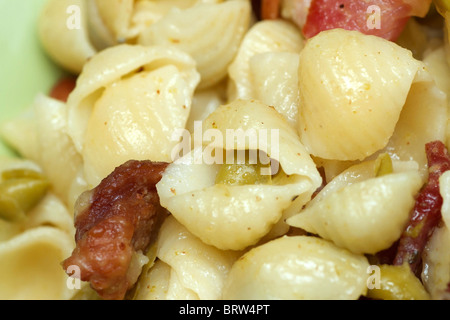 Makro Nahaufnahme Speck und Mini-Schale Nudeln mit Sauce cremig Erbse Stockfoto