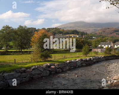 Das Dorf Coniston mit einer Kulisse des alten Mannes Coniston Berg im englischen Lake District National Park Stockfoto