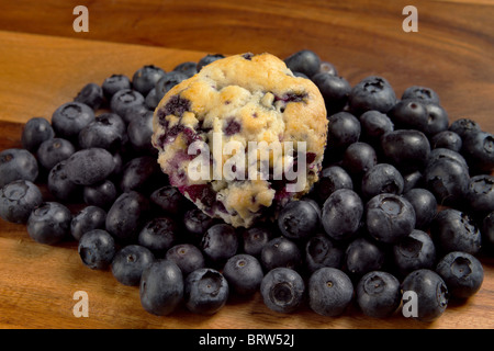 Blueberry Muffin und Beeren auf ein Schneidebrett wodden Stockfoto