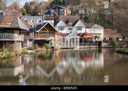 Das Weyside River Side Pub spiegelt sich in River Wey auf Godalming Navigation. Guildford Surrey, England, Großbritannien Stockfoto