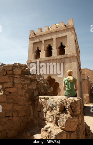 MARRAKESCH: TOURIST BEI DER ALMORAVIDEN KOUBBA Stockfoto