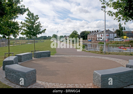 Attraktive neue Rastplatz auf der aktualisierten Rad- und Fußweg an der Grenze der Exeter Kanal in der Nähe von The Basin Stockfoto