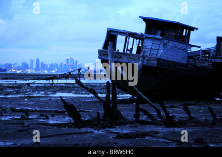 Pier-Szene mit Singapur, Belakang Padang, Riau-Inseln, Indonesien Stockfoto