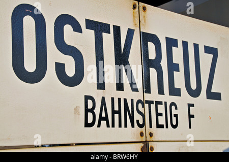 Melden Sie Ostkreuz Bahnsteig F, Bahnhof Ostkreuz der Berliner S-Bahn, Berlin, Deutschland, Europa Stockfoto