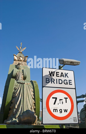 schwache Brücke melden mit Warnung des Verkehrs wird beschränkt auf 7,5 Tonnen oder weniger am Hammersmith Bridge, London, england Stockfoto