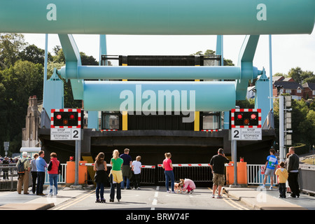 Rote Ampeln und Schranken auf tidal Barrage Bascule schwingen Brücke mit wartenden zu überqueren. Cardiff Bay, South Wales, UK. Stockfoto