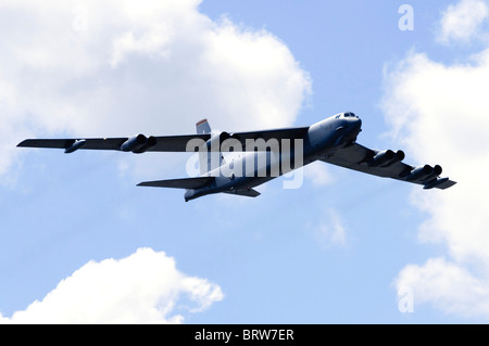 Boeing B - 52H Stratofortress betrieben von der US Air Force macht einen Durchflug im Farnborough Airshow Stockfoto