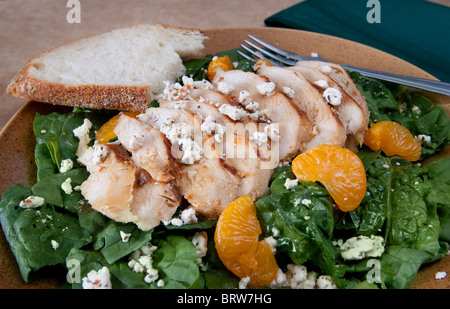 Mandarinen und Feta-Käse in einer Chicken Salat Stockfoto