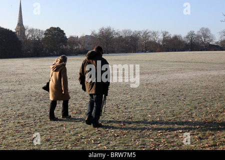 Zwei Menschen, die zu Fuß im park Stockfoto
