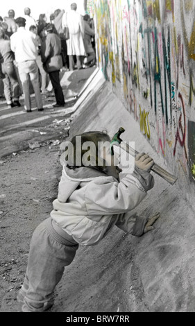 Fall der Berliner Mauer, kleines Kind mit einem Hammer, Samstag, 11. November 1989 Stockfoto