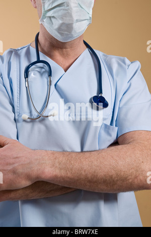 Abgeschnittenen Porträt eines Arztes mit einem Stethoskop und eine Gesichtsmaske Stockfoto