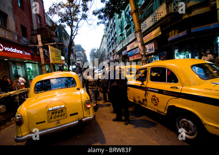 Gelbe Botschafter Taxis auf den Straßen von Kalkutta, Indien. Stockfoto