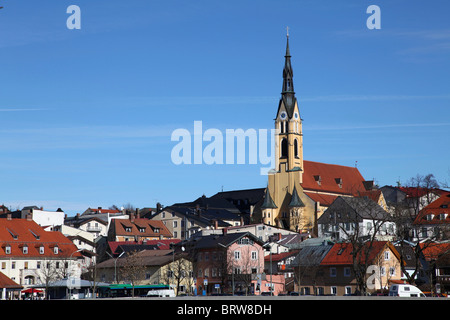 Altstadt mit Maria Himmelfahrt Pfarrei Kirche, Bad Tölz, Bayern, Deutschland Stockfoto