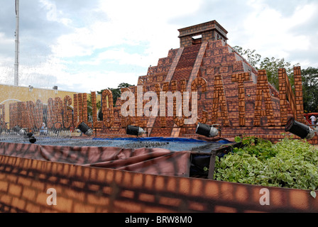 Xmatkuil, Yucatan / Mexiko - November 12: Nachbildung der Chichen Itza Pyramide auf der Xmatkuil Messe Stockfoto