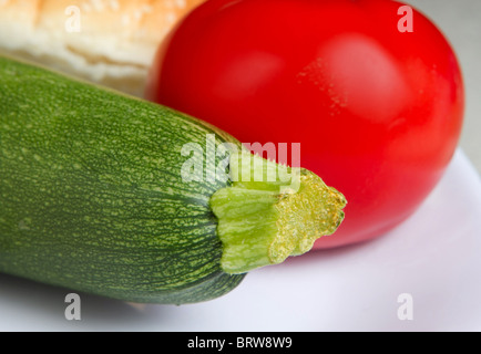 frische Zucchini und Tomaten mit Mozzarella und Sub roll Stockfoto