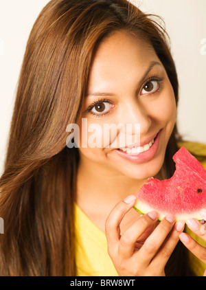 Nahaufnahme des Lächelns Hispanic Frau Wassermelone essen Stockfoto