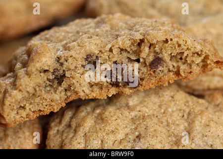Super-Makro Nahaufnahme des Innenraums eines chocolate Chip Cookies mit anderen im Hintergrund Stockfoto