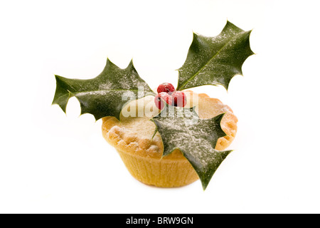 einzelne Mince Pie dekoriert mit Holly über weiß Stockfoto