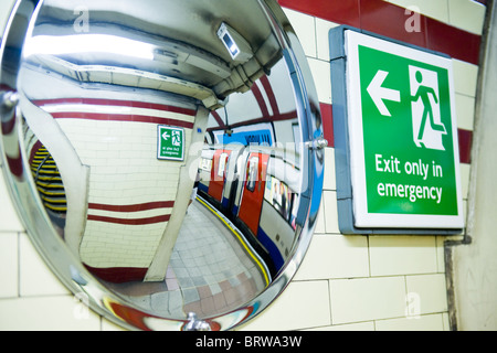Hampstead unterirdischen Bahnsteig, Northern line-Zug im Bahnhof von Treppen & Notausgangsschild im Spiegel reflektiert Stockfoto