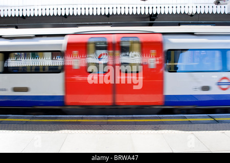 Golders Green u-Bahn oder u-Bahn-Plattform, verschwommene Geschwindigkeiten durch oberirdische Station Stockfoto