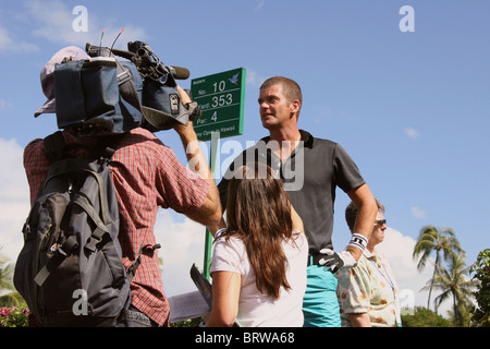 Schwedische PGA Golfer Jesper Parnevik spricht Mitglieder vor eine Praxis an der 2005 Sony Open In Hawaii Runde mit TV-Medien Stockfoto