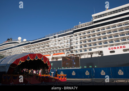 Britains Queen Elizabeth besucht der Taufzeremonie für Cunard es neueste Passagierschiff Queen Elizabeth in Southampton Stockfoto