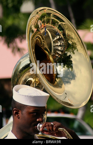 Eine afrikanisch-amerikanischer Musiker mit der US-Marine-Spielmannszug spielt Musik mit einem Gold reflektiert Tuba in Honolulu, Hawaii. Stockfoto