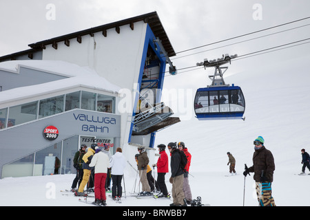 Skifahrer und Valluga Bahn mit Seilbahn am Galzig Bergstation Gondelbahn in den österreichischen Alpen im Winter. St. Anton, Tirol, Österreich. Stockfoto