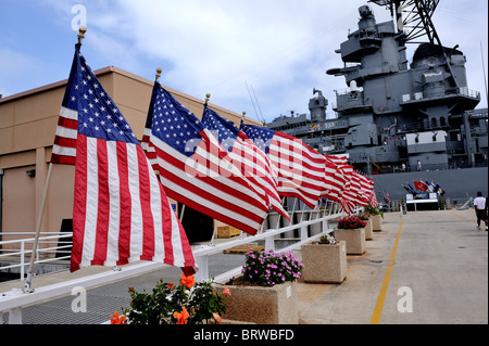 Nähern Sie sich der USS Missouri, USA Flaggen gesäumt. Schlachtschiff Missouri Memorial, Pearl Harbour, Hawaii Stockfoto