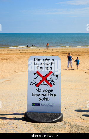 'Keine Hunde über diese Point' Schild am Strand in Walisisch und Englisch im Badeort im Sommer. Benllech, Anglesey, North Wales, UK Stockfoto