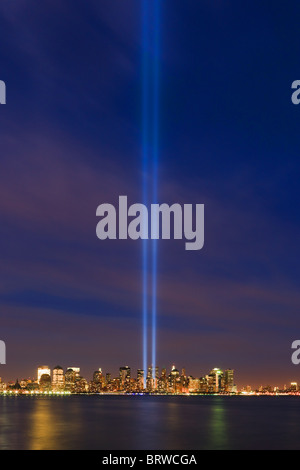 09/11 - Tribute in Light. Skyline von Manhattan mit Licht strahlt auf an den WTC-Standort während 09/11 in New York City Stockfoto