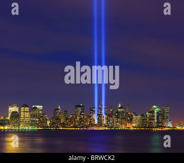 09/11 - Tribute in Light. Skyline von Manhattan mit Licht strahlt auf an den WTC-Standort während 09/11 in New York City Stockfoto