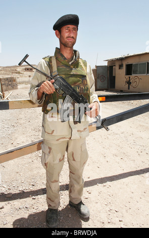 Afghanische Sicherheitskräfte schützen das ISAF-Tor in uruzgan Stockfoto