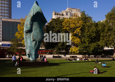 Künstler Nic Fiddian-Green 30 ft Bronze "Marwarri Pferd im Wasser" steht im Londoner Marble Arch. Stockfoto