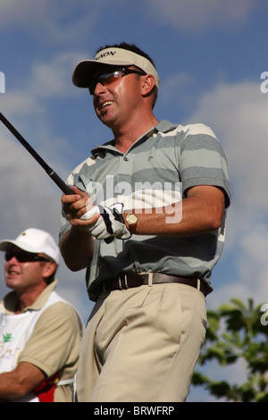 Australische PGA Golfer Robert Allenby während einer Proberunde vor der 2005 Sony Open In Hawaii abschlägt. Stockfoto