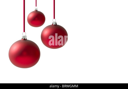 Weihnachten-Kristallkugeln hängen rote Bänder über einen weißen Hintergrund Hintergrund Stockfoto