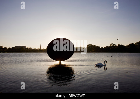 Künstler Anish Kunstwerk namens Sky Mirror, Teil seiner drehen die World Upside Down Show in Kensington Gardens. Stockfoto