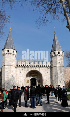 Türkische Flagge mittig über dem Tor der Anrede Tor Topkapı Palast Ottoman Sultan Residenz Istanbul Türkei Stockfoto