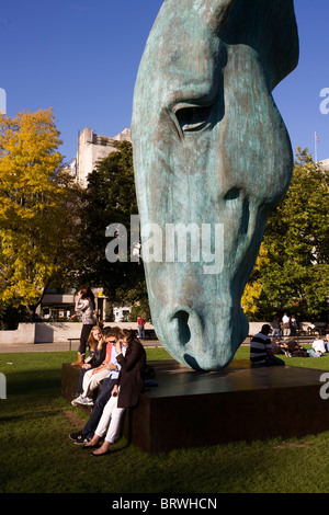 Künstler Nic Fiddian-Green 30 ft Bronze "Marwarri Pferd im Wasser" steht im Londoner Marble Arch. Stockfoto