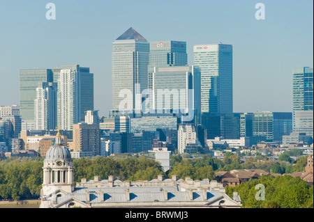 London. Die modernen Hochhäuser von Canary Wharf im Hintergrund mit den älteren Gebäuden von Greenwich im Vordergrund Stockfoto