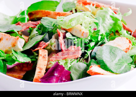 Huhn und Speck mit Mischung aus knackig und süß Salatblätter Stockfoto