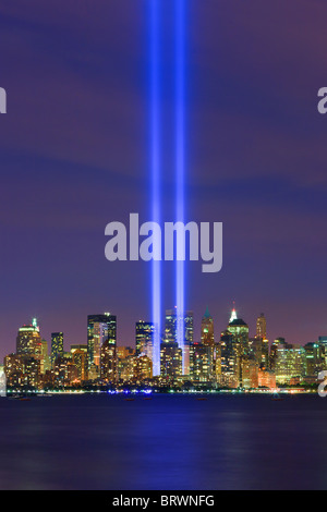 09/11 - Tribute in Light. Skyline von Manhattan mit Licht strahlt auf an den WTC-Standort während 09/11 in New York City Stockfoto