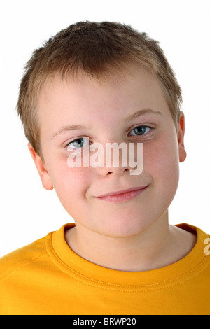 Zehn Jahre alter Junge in gelb oben isoliert auf weiss Stockfoto